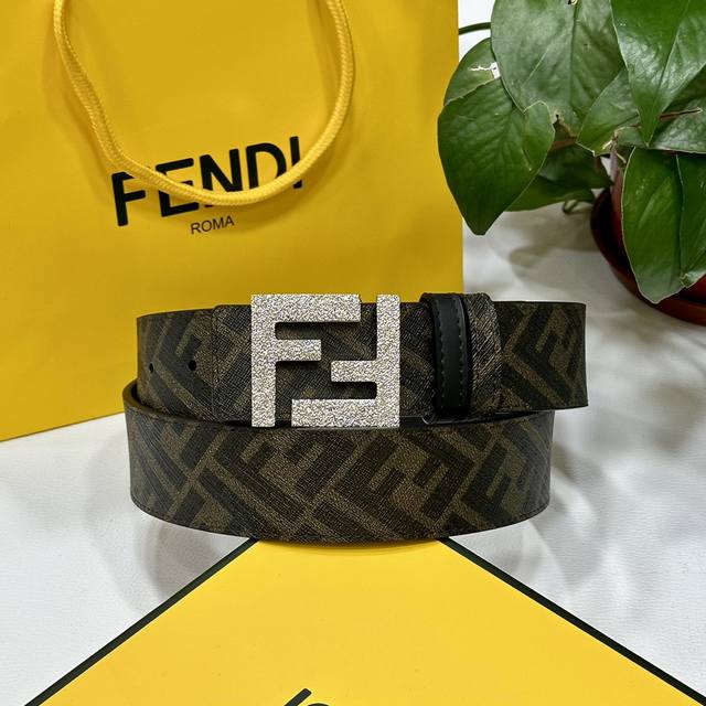 代购级 Fendi 芬迪男士腰带 专柜同款 宽4.0Cm 双环正反用腰带 Ff按钉搭扣 黑色cuoio Romano皮革材质 反面面料带有烟草黄和黑色ff图案